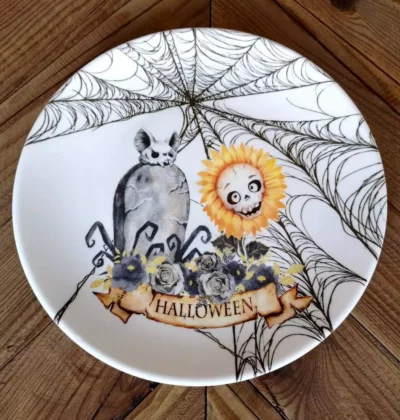 Plato de porcelana con Ilustración de una tumba y un girasol con cara de calavera en Halloween