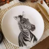 Plato de porcelana con una preciosa ilustración en acuarela de una joven zebra
