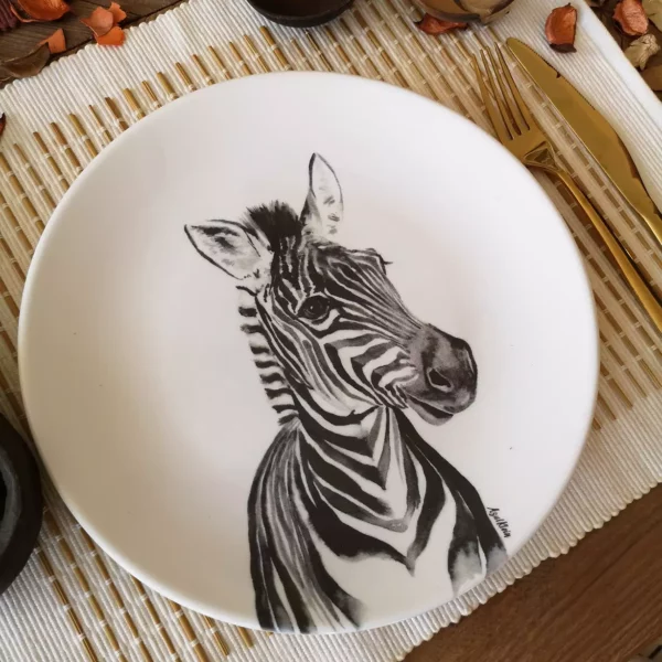 Plato de porcelana con una preciosa ilustración en acuarela de una joven zebra
