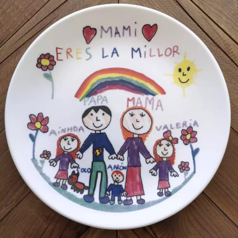 Plato personalizado con dibujo infantil de familia