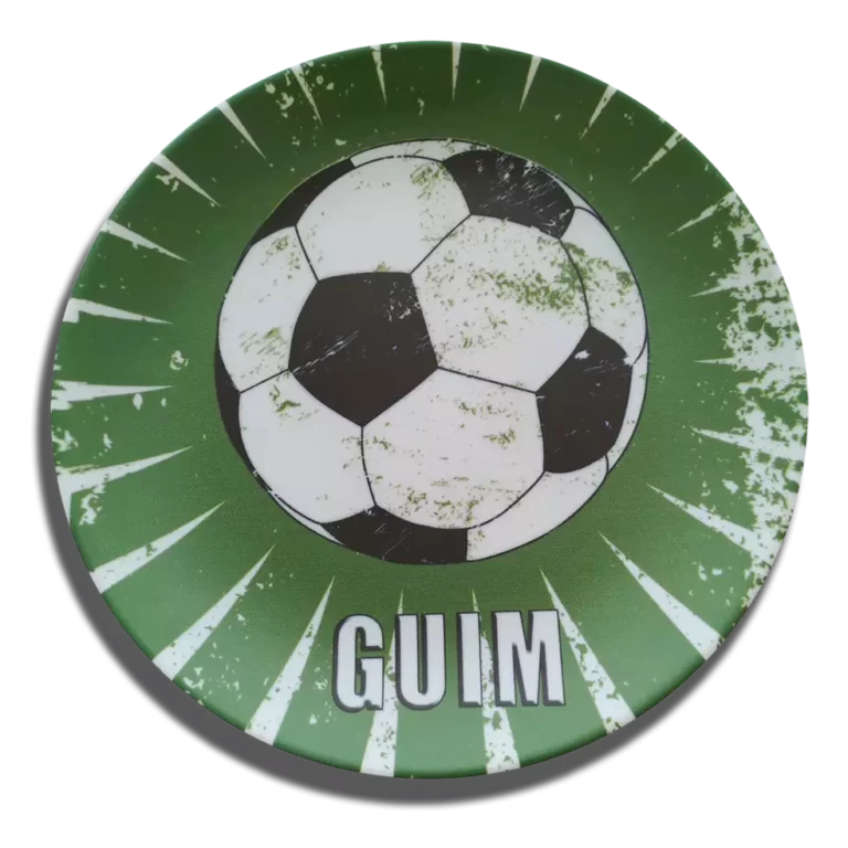 Plato con una ilustración de un balón de futbol en verde personalizado con nombre